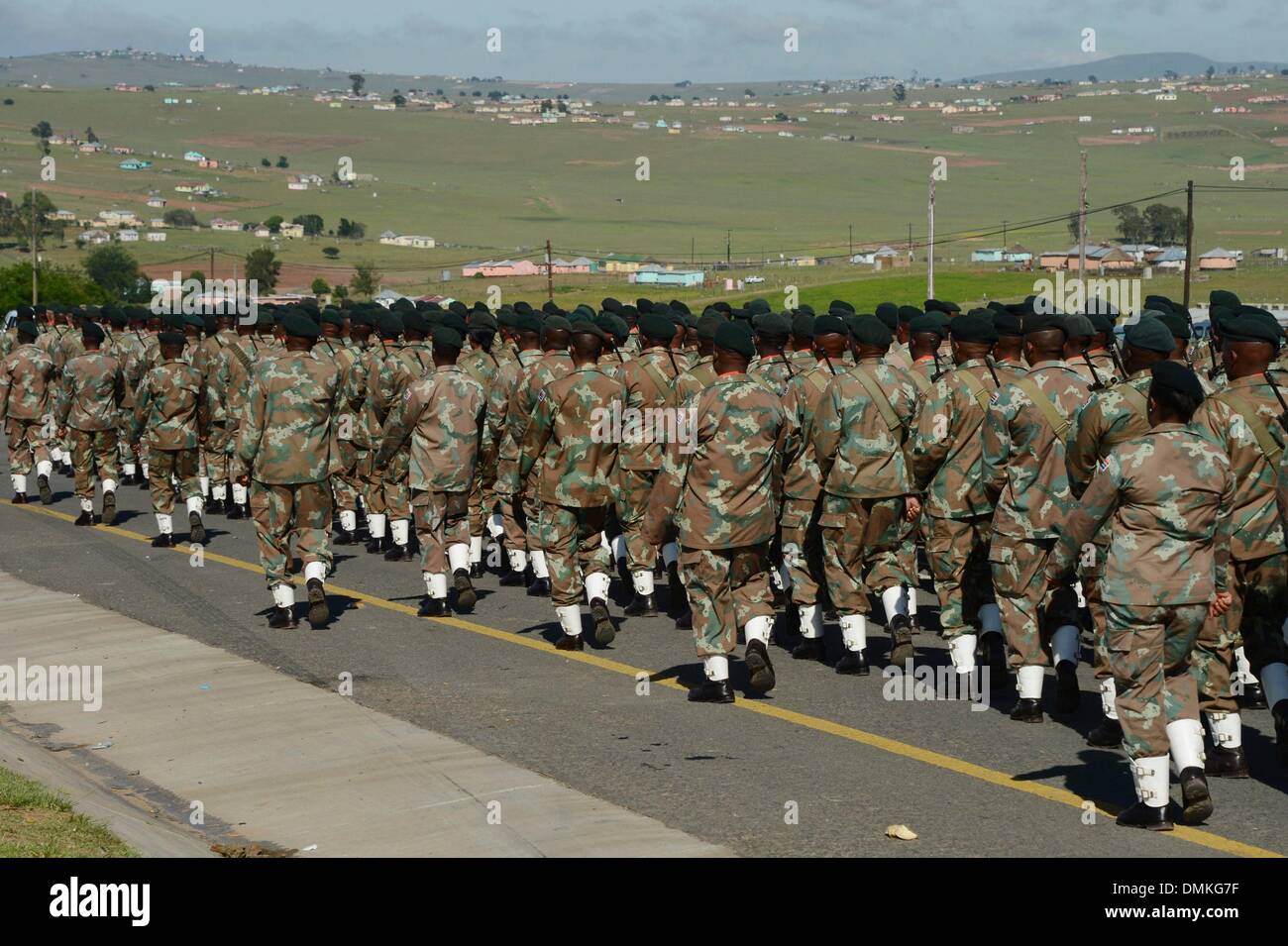 Qunu, Südafrika. 15. Dezember 2013.  Der Steuerbetrug während Madiba Staatsbegräbnis findet 15. Dezember 2013 in Mthatha, Südafrika. Mandelas Körper bleibt in seiner Heimat Stadt Qunu, Eastern Cape, über Nacht und Sonntag begraben werden. Herr Mandela verstarb am Abend des 5. Dezember 2013 im Alter von 95 Jahren in seinem Haus in Houghton. Mandela wurde nach 27 Jahren im Gefängnis für sein Engagement gegen die Apartheid in einem rassisch geteilt Südafrika Südafrikas erster schwarzer Präsident im Jahr 1994. Bildnachweis: Gallo Bilder/Alamy Live News Stockfoto