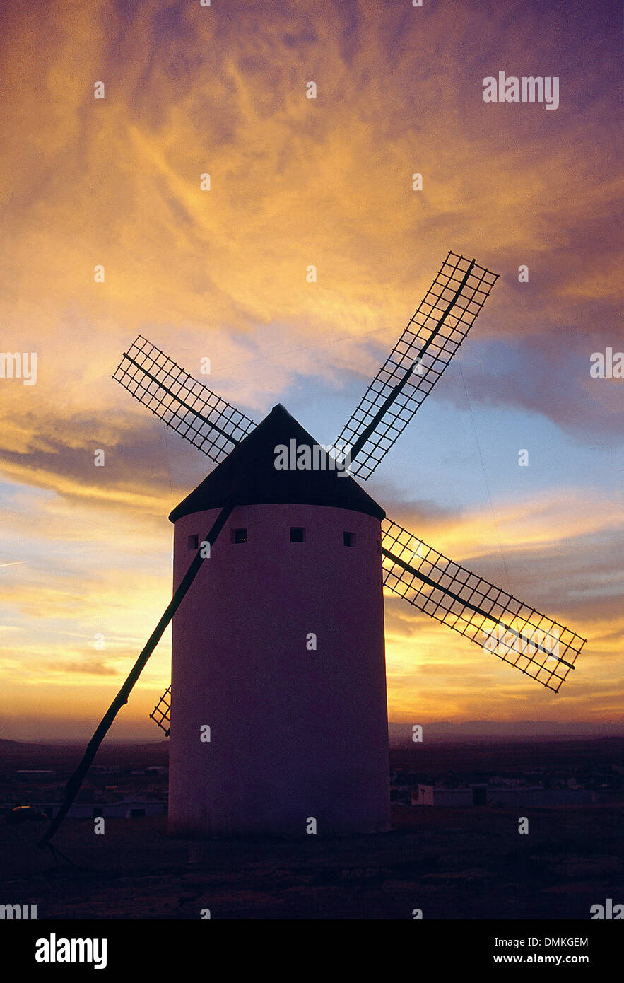 Windmühle in der Abenddämmerung. Campo de Criptana, Provinz Ciudad Real, Castilla La Mancha, Spanien. Stockfoto
