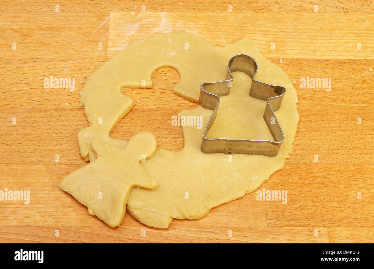 Cookie-Teig und Weihnachten Engel Cutter auf einem Holzbrett Stockfoto