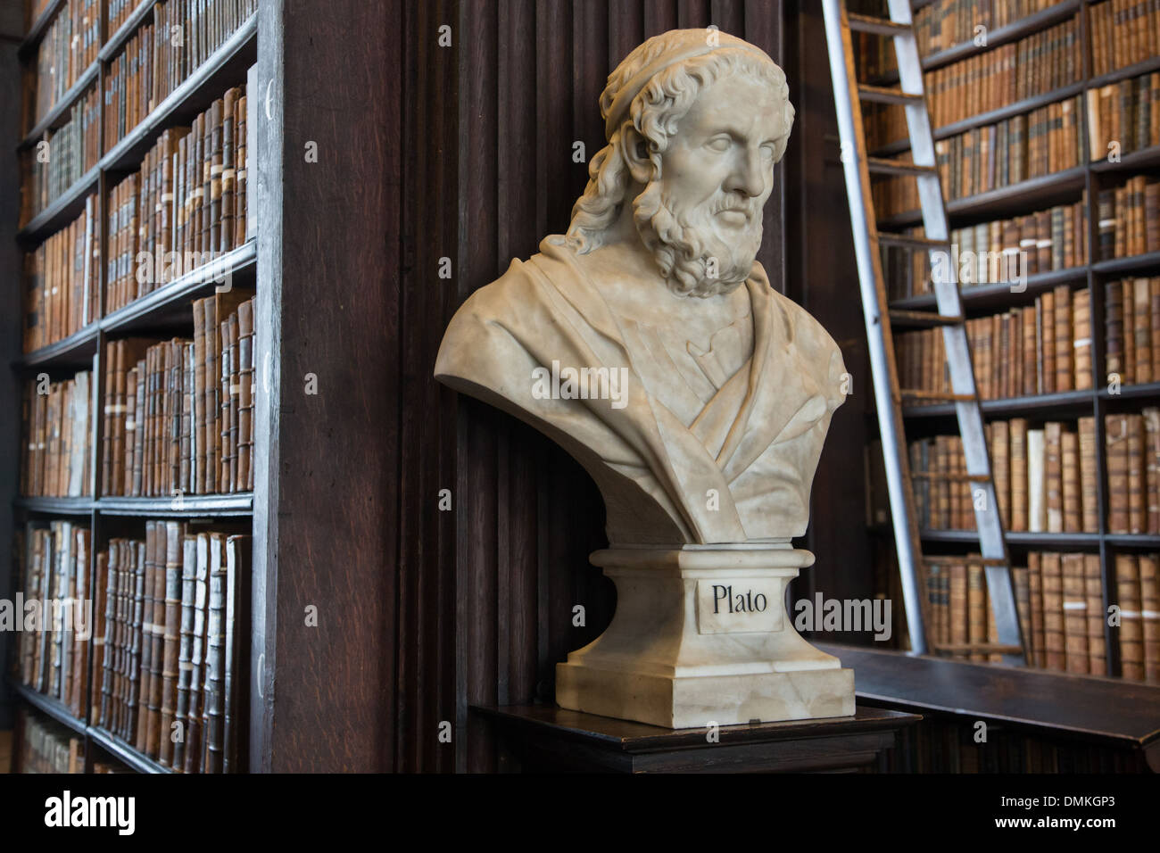 BÜSTE VON PLATO IN DER ALTEN BIBLIOTHEK DES TRINITY COLLEGE, NASSAU STREET, DUBLIN, IRLAND Stockfoto