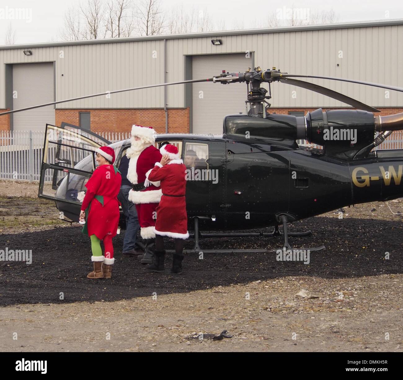 Leyland, Preston, Lancashire, UK. 15. Dezember 2013. Santa kommt per Hubschrauber in Avant Gartencenter. © Sue Burton/Alamy Live-Nachrichten Stockfoto