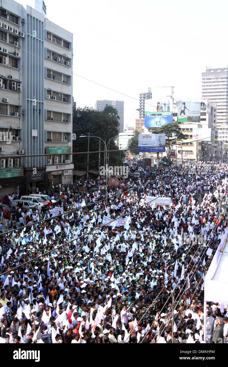 Dhaka, Bangladesch. 14. Dez 2013. Bangladeshi Demonstranten aus der Föderation von Bangladesch, Industrie- und Handelskammern (FBCCI) tragen weiße Fahnen, wie Sie eine Menschenkette gegen Unruhen in Dhaka am 15 Dezember, 2013 um Protest zu organisieren. Die Ausführung der Jamaat-e-Islami Parteichef Abdul Quader Molla für Kriegsverbrechen frische Unruhen in dem verarmten Land ausgelöst, bereits Kokons von politischer Gewalt im Vorfeld ein zutiefst Trennende nationale Wahl auf den 5. Januar geplant. Stockfoto