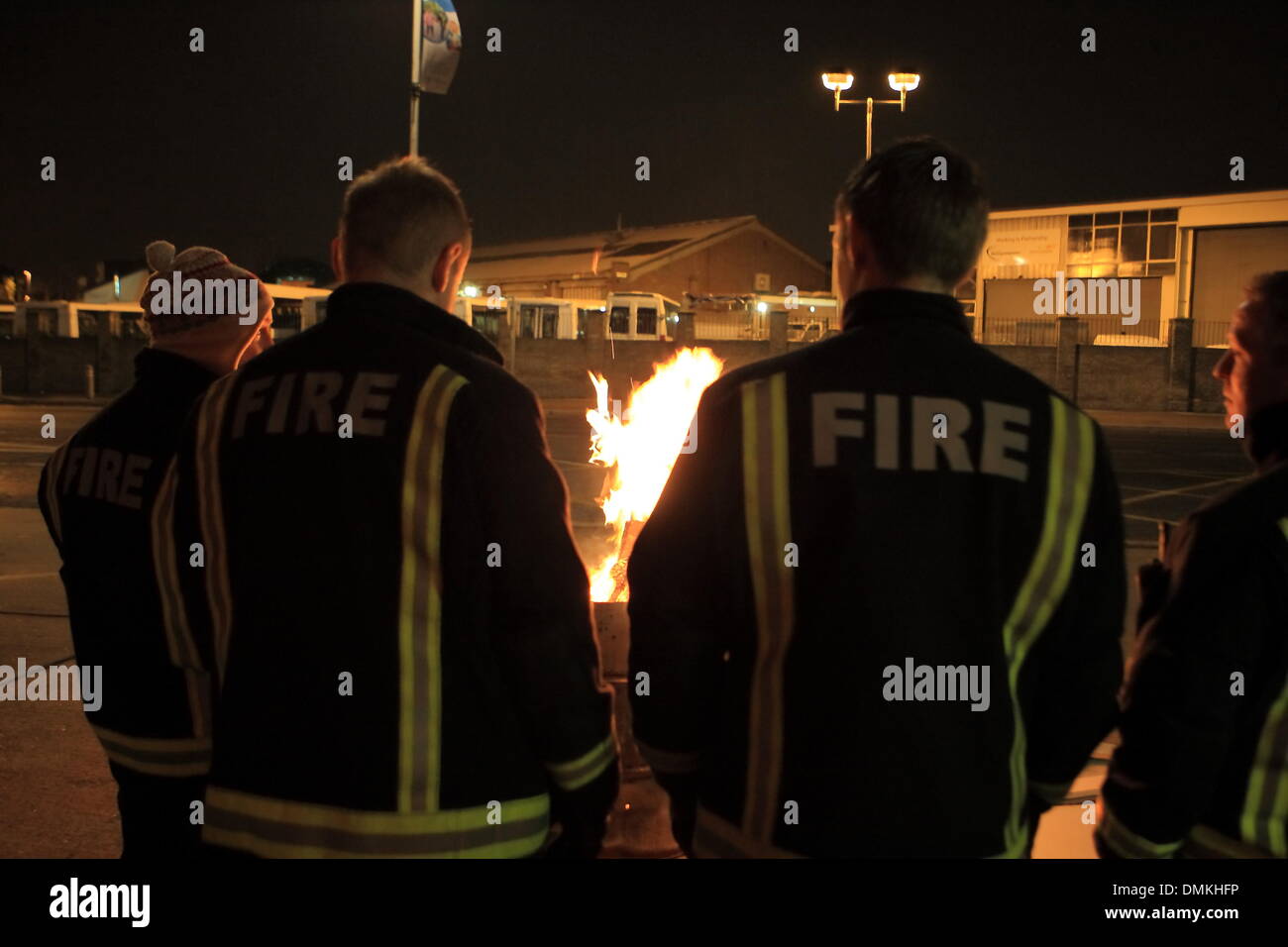 Dagenham, UK. 14. Dezember 2013. Samstag Abend sah Feuerwehrleute, die vorgeschlagenen Änderungen zu den Pensionen Streiks für einen Zeitraum von vier Stunden im Rahmen ihrer Auseinandersetzung mit der Regierung übernehmen. In London Feuerwehr Fire Brigades Union Generalsekretär Matte Wrack besucht. In Dagenham innerhalb von Minuten des Streiks wurden endenden Feuerwehrleute auf einen Vorfall rief. Bildnachweis: HOT SHOTS/Alamy Live-Nachrichten Stockfoto