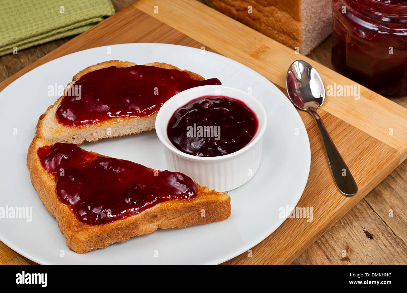 gemischte Früchten Marmelade auf Toast in eine rustikale Tischdekoration Top Bauernhaus Stockfoto