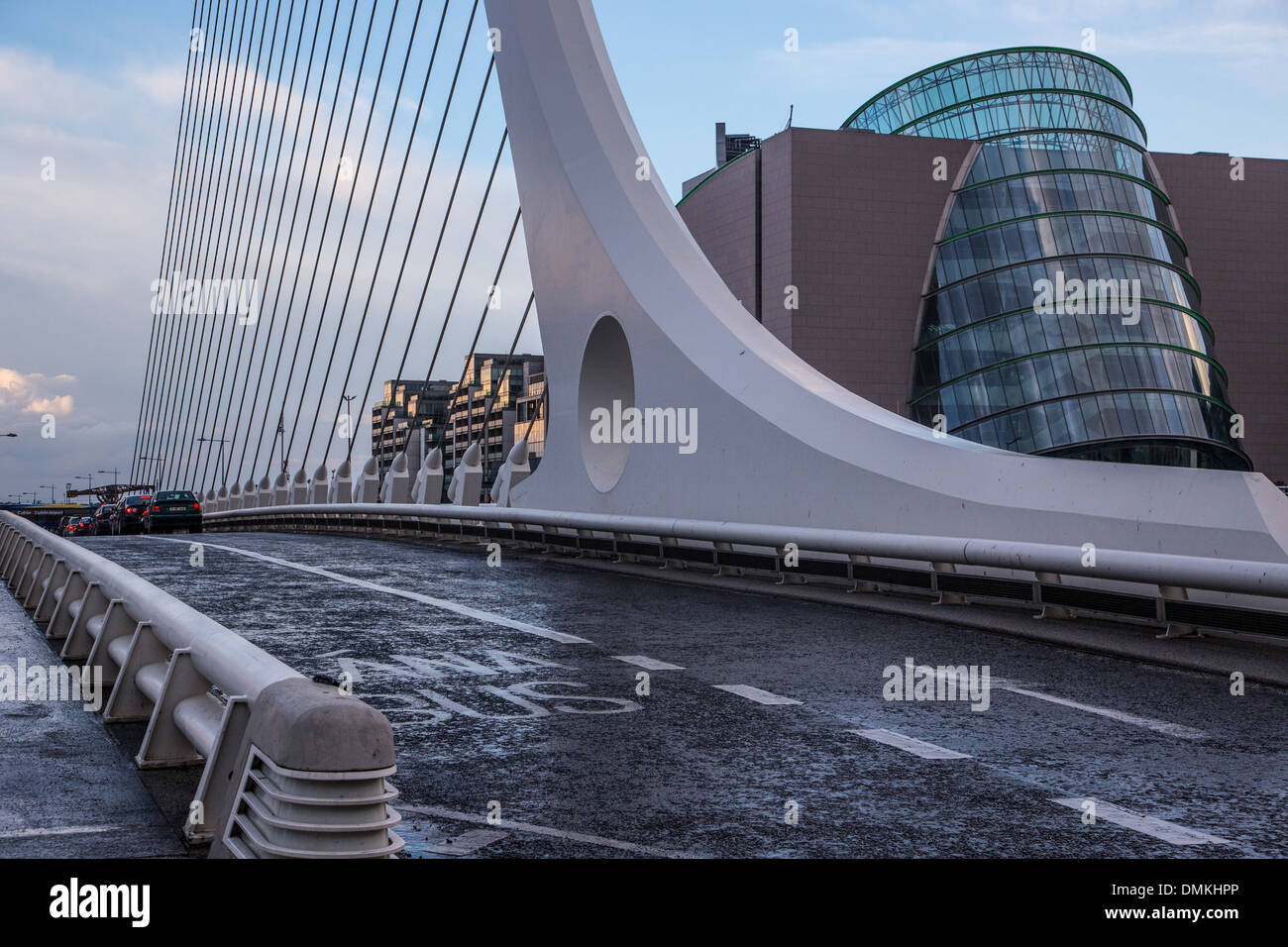BRÜCKE IN FORM EINER LEIER ÜBER DEN FLUSS LIFFEY, SAMUEL BECKETT BRIDGE, NEUE DOCKS NACHBARSCHAFT, DUBLIN, IRLAND Stockfoto