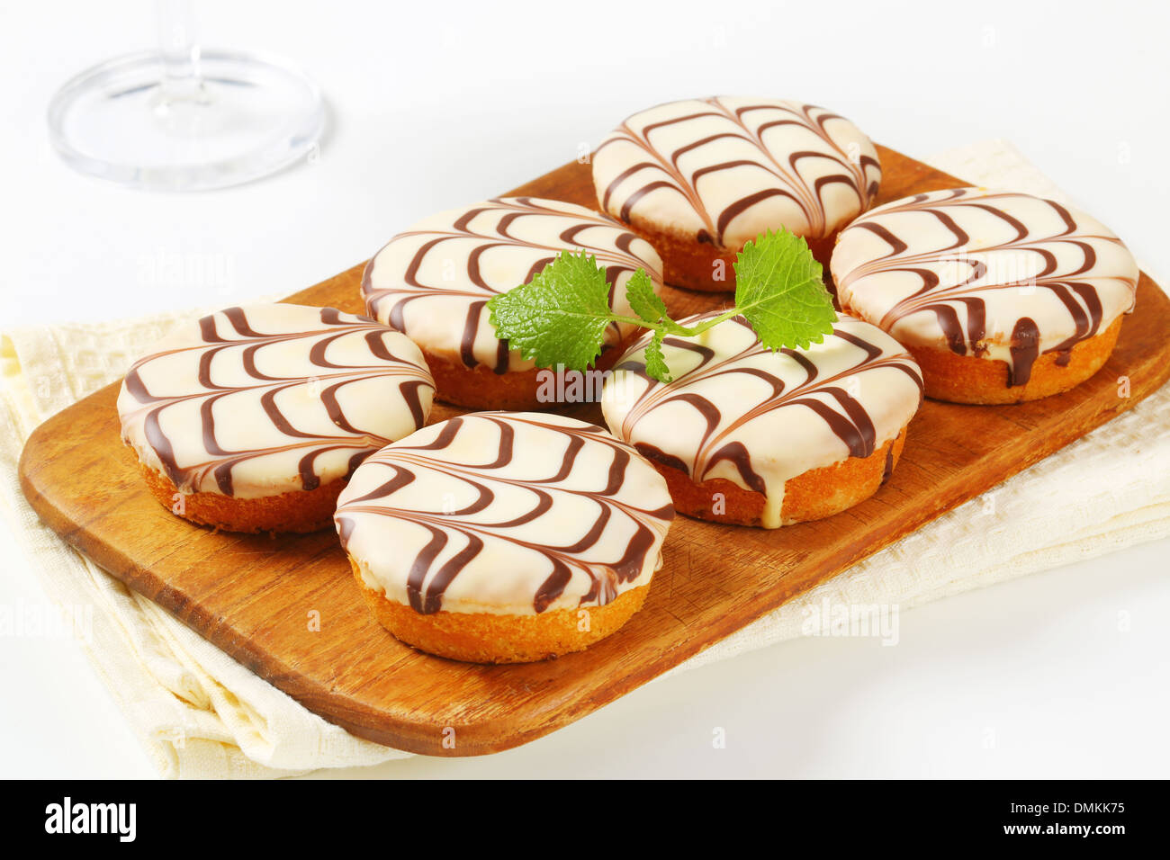 Mini-Kuchen mit weißer Schokolade Glasur Stockfoto