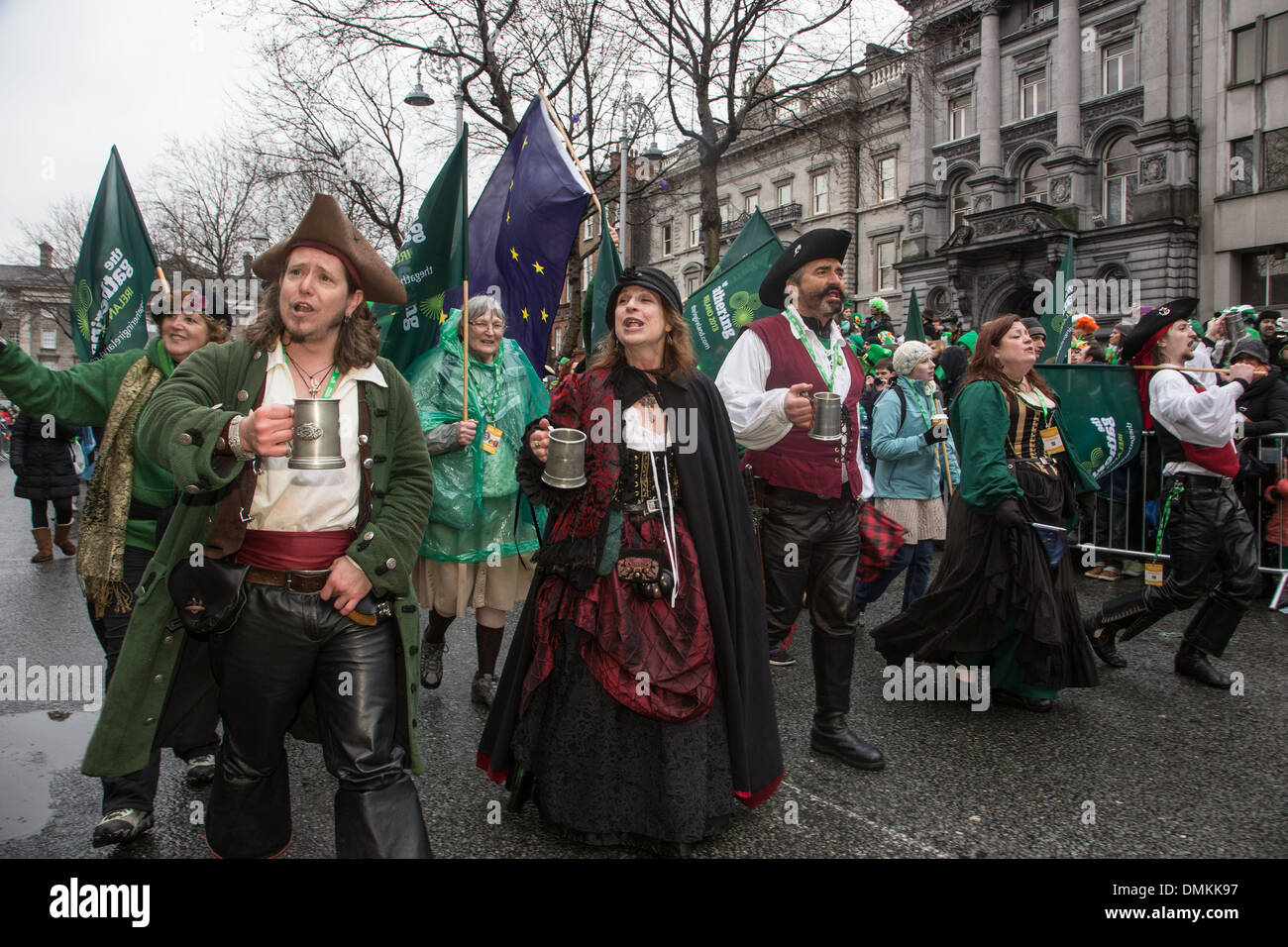 TEILNEHMER DRESSED UP AS PIRATES, THE GATHERING 2013, SAINT PATRICKS TAG, DUBLIN, IRLAND Stockfoto