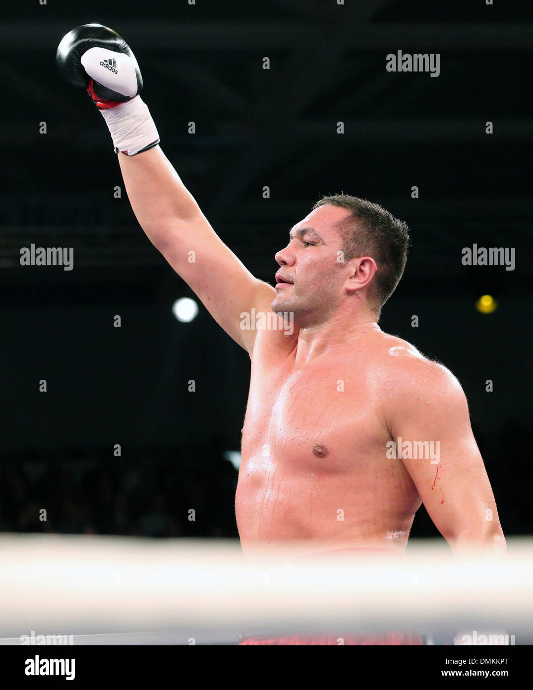 Neubrandenburg, Deutschland. 14. Dezember 2013. Boxer Kubrat Pulev (Bulgarien) stellt sich nach seinem Sieg gegen Abell (USA) in der IBF-International-Meisterschaft im Schwergewicht in Neubrandenburg, Deutschland, 14. Dezember 2013. Foto: Bernd Wuestneck/Dpa/Alamy Live News Stockfoto