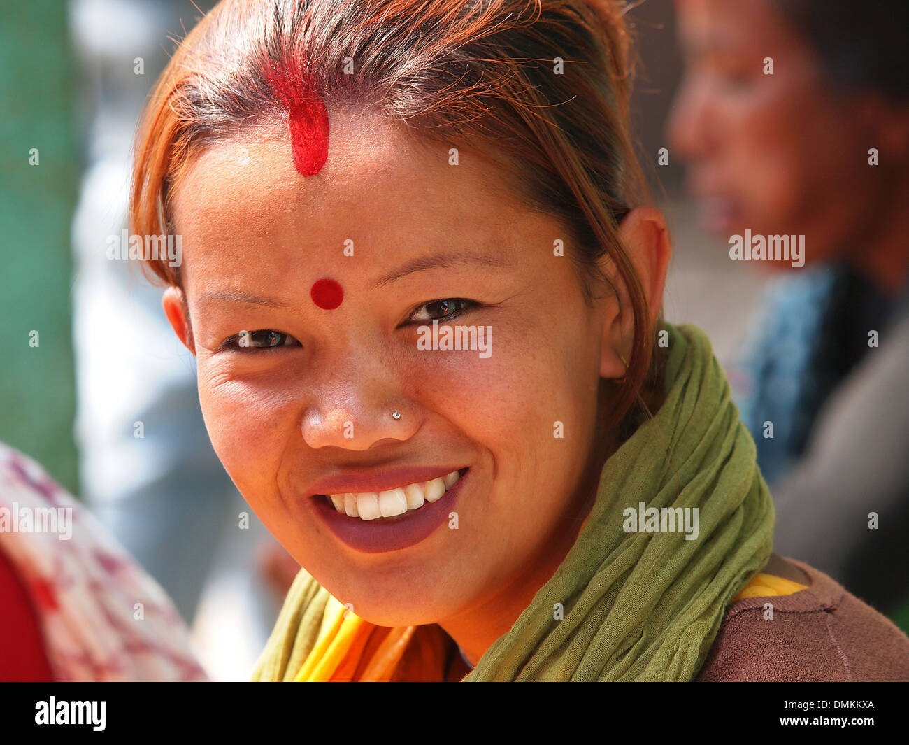 junge Mädchen aus Nepal mit roten hören Stockfoto