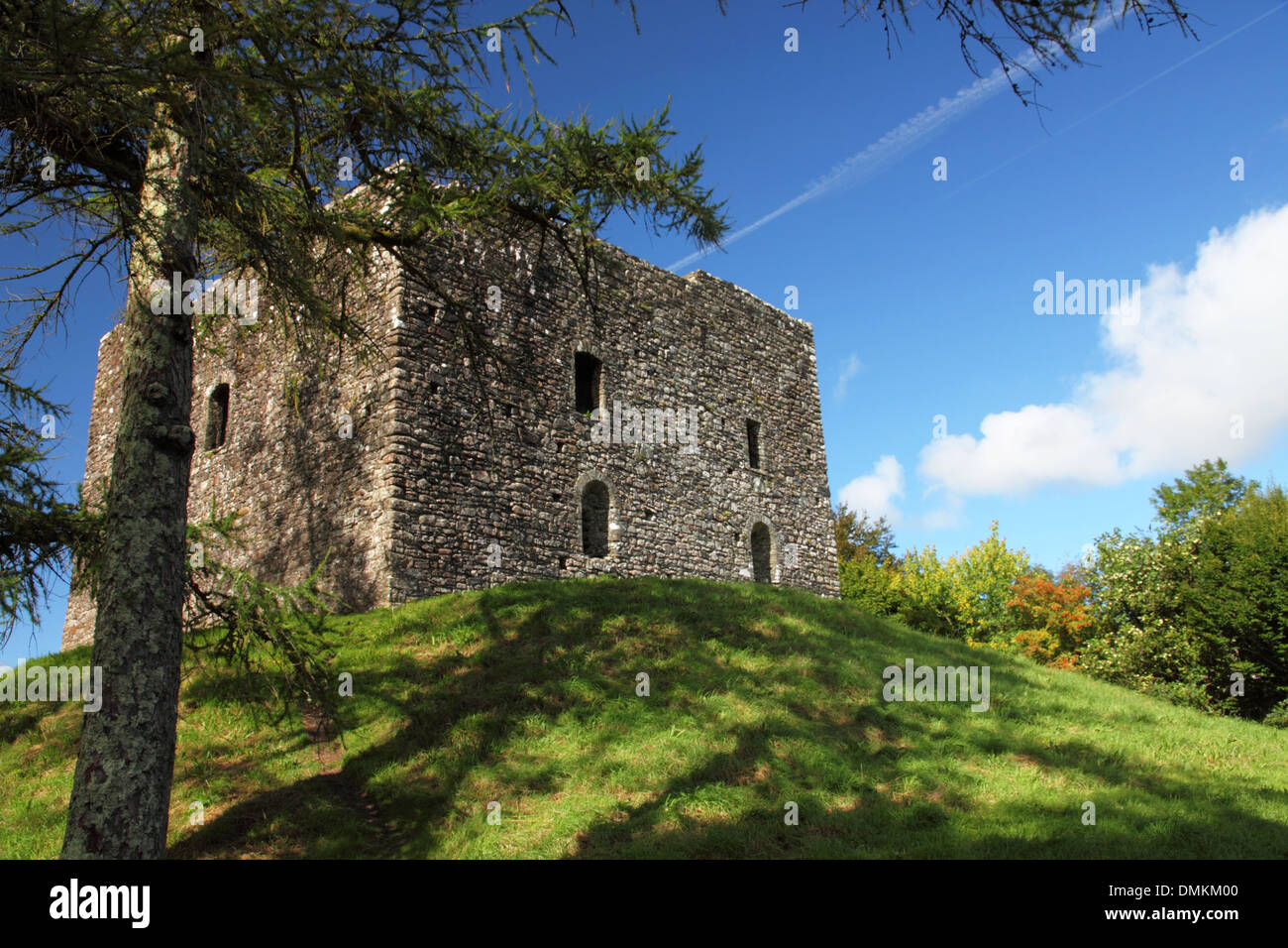 Ein Bergfried Burg auf einem Hügel. Stockfoto