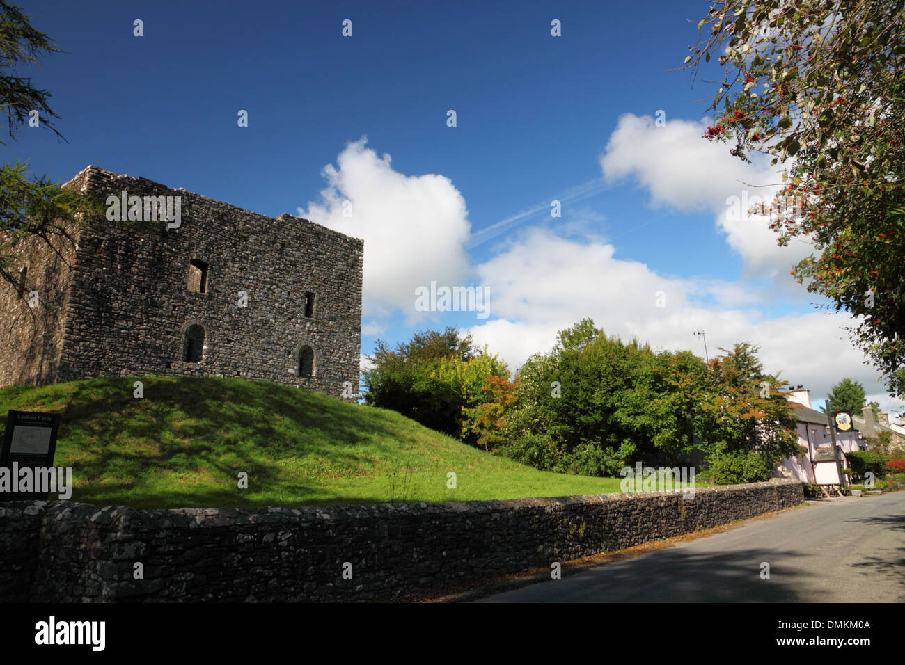 Ein Bergfried Burg auf einem Hügel. Stockfoto