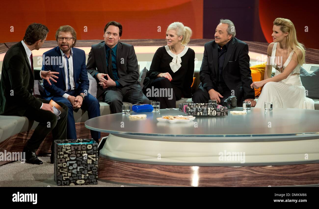 Augsburg, Deutschland. 14. Dezember 2013. Moderator Markus Lanz (L) Gespräche mit dem Sänger Bjoern Ulvaeus, Komiker Michael "Bully" Herbig, Sängerin und Moderatorin Ina Mueller, Schauspieler Wolfgang Stumph und Moderatorin Michelle Hunziker im deutschen TV show "Wetten dass..?" in Augsburg, Deutschland, 14. Dezember 2013. Foto: Sven Hoppe/Dpa/Alamy Live News Stockfoto