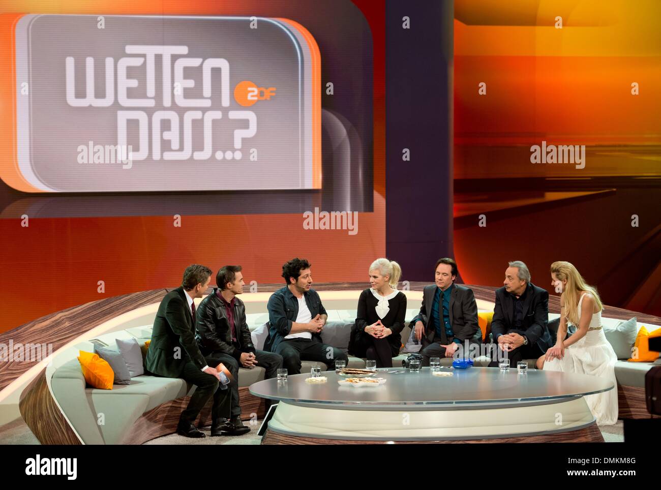 Augsburg, Deutschland. 14. Dezember 2013. Moderator Markus Lanz (L) Gespräche mit dem Sänger Bjoern Ulvaeus, Komiker Michael "Bully" Herbig, Sängerin und Moderatorin Ina Mueller, Schauspieler Wolfgang Stumph und Moderatorin Michelle Hunziker im deutschen TV show "Wetten dass..?" in Augsburg, Deutschland, 14. Dezember 2013. Foto: Sven Hoppe/Dpa/Alamy Live News Stockfoto