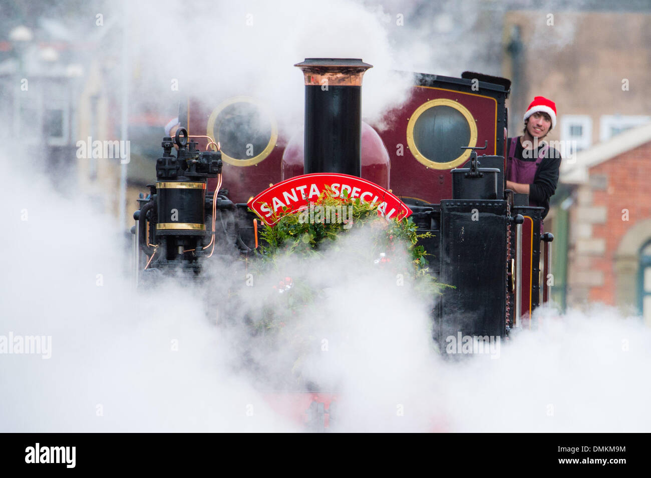 Aberystwyth, Wales, UK.15th Dez 2013.  Santa Claus / Weihnachtsmann seine jährlichen Besuch in Aberystwyths Vale of Rheidol Schmalspur Dampfeisenbahn. Die "Santa Specials" voller Kinder und deren Eltern, an den beiden Wochenenden vor Weihnachten aus dem alten viktorianischen Bahnhof laufen.  Bildnachweis: Keith Morris/Alamy Live-Nachrichten Stockfoto