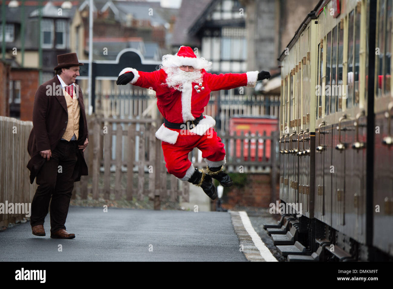 Aberystwyth, Wales, UK.15th Dez 2013.  Santa Claus / Weihnachtsmann seine jährlichen Besuch in Aberystwyths Vale of Rheidol Schmalspur Dampfeisenbahn. Die "Santa Specials" voller Kinder und deren Eltern, an den beiden Wochenenden vor Weihnachten aus dem alten viktorianischen Bahnhof laufen.  Bildnachweis: Keith Morris/Alamy Live-Nachrichten Stockfoto