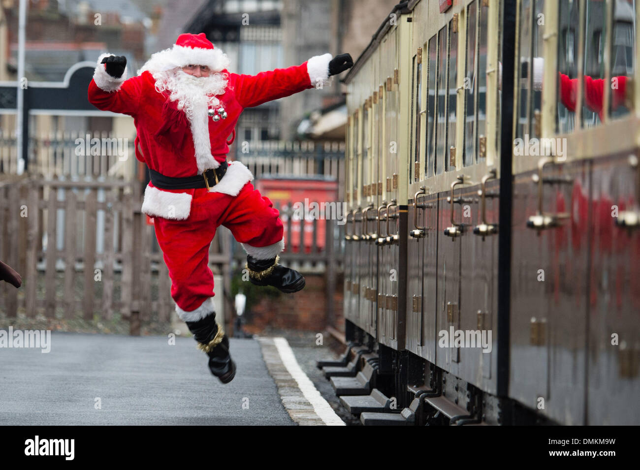 Aberystwyth, Wales, UK.15th Dez 2013.  Santa Claus / Weihnachtsmann seine jährlichen Besuch in Aberystwyths Vale of Rheidol Schmalspur Dampfeisenbahn. Die "Santa Specials" voller Kinder und deren Eltern, an den beiden Wochenenden vor Weihnachten aus dem alten viktorianischen Bahnhof laufen.  Bildnachweis: Keith Morris/Alamy Live-Nachrichten Stockfoto