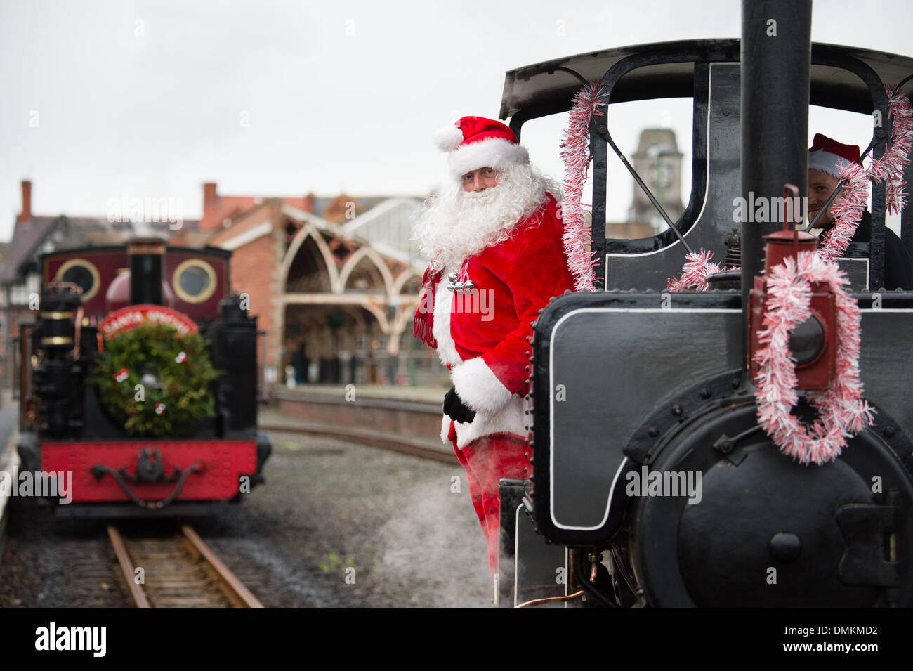 Aberystwyth, Wales, UK.15th Dez 2013.  Santa Claus / Weihnachtsmann seine jährlichen Besuch in Aberystwyths Vale of Rheidol Schmalspur Dampfeisenbahn. Die "Santa Specials" voller Kinder und deren Eltern, an den beiden Wochenenden vor Weihnachten aus dem alten viktorianischen Bahnhof laufen.  Bildnachweis: Keith Morris/Alamy Live-Nachrichten Stockfoto