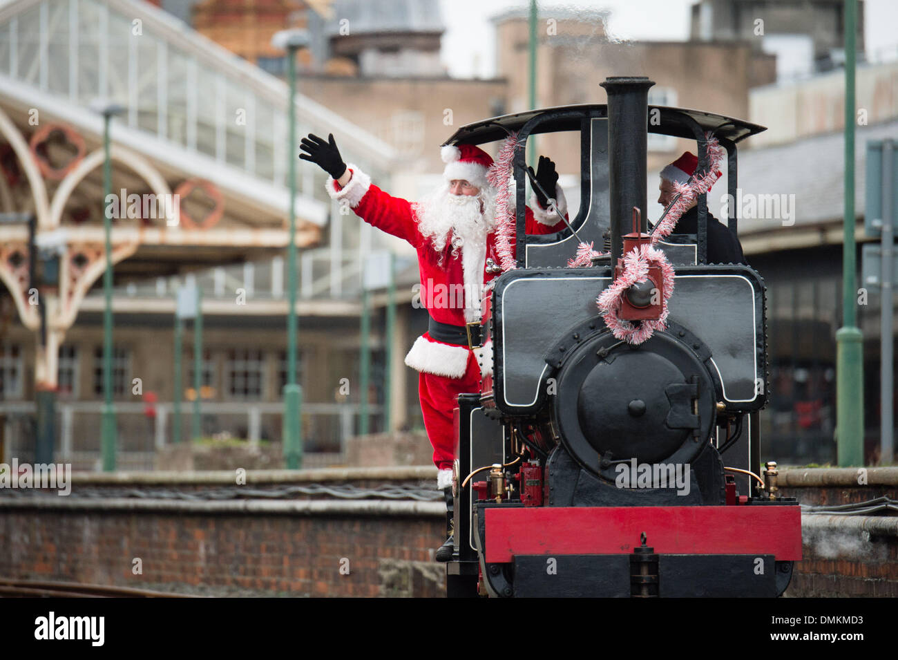 Aberystwyth, Wales, UK.15th Dez 2013.  Santa Claus / Weihnachtsmann seine jährlichen Besuch in Aberystwyths Vale of Rheidol Schmalspur Dampfeisenbahn. Die "Santa Specials" voller Kinder und deren Eltern, an den beiden Wochenenden vor Weihnachten aus dem alten viktorianischen Bahnhof laufen.  Bildnachweis: Keith Morris/Alamy Live-Nachrichten Stockfoto