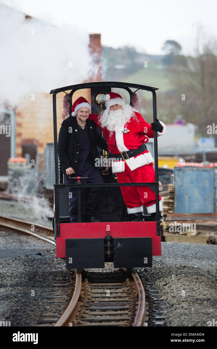 Aberystwyth, Wales, UK.15th Dez 2013.  Santa Claus / Weihnachtsmann seine jährlichen Besuch in Aberystwyths Vale of Rheidol Schmalspur Dampfeisenbahn. Die "Santa Specials" voller Kinder und deren Eltern, an den beiden Wochenenden vor Weihnachten aus dem alten viktorianischen Bahnhof laufen.  Bildnachweis: Keith Morris/Alamy Live-Nachrichten Stockfoto