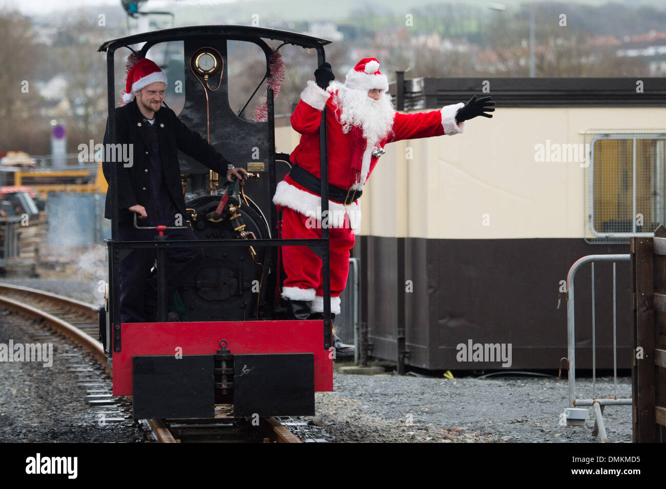 Aberystwyth, Wales, UK.15th Dez 2013.  Santa Claus / Weihnachtsmann seine jährlichen Besuch in Aberystwyths Vale of Rheidol Schmalspur Dampfeisenbahn. Die "Santa Specials" voller Kinder und deren Eltern, an den beiden Wochenenden vor Weihnachten aus dem alten viktorianischen Bahnhof laufen.  Bildnachweis: Keith Morris/Alamy Live-Nachrichten Stockfoto