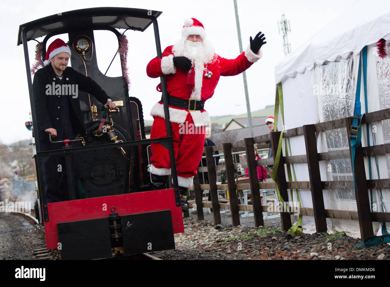 Aberystwyth, Wales, UK.15th Dez 2013.  Santa Claus / Weihnachtsmann seine jährlichen Besuch in Aberystwyths Vale of Rheidol Schmalspur Dampfeisenbahn. Die "Santa Specials" voller Kinder und deren Eltern, an den beiden Wochenenden vor Weihnachten aus dem alten viktorianischen Bahnhof laufen.  Bildnachweis: Keith Morris/Alamy Live-Nachrichten Stockfoto