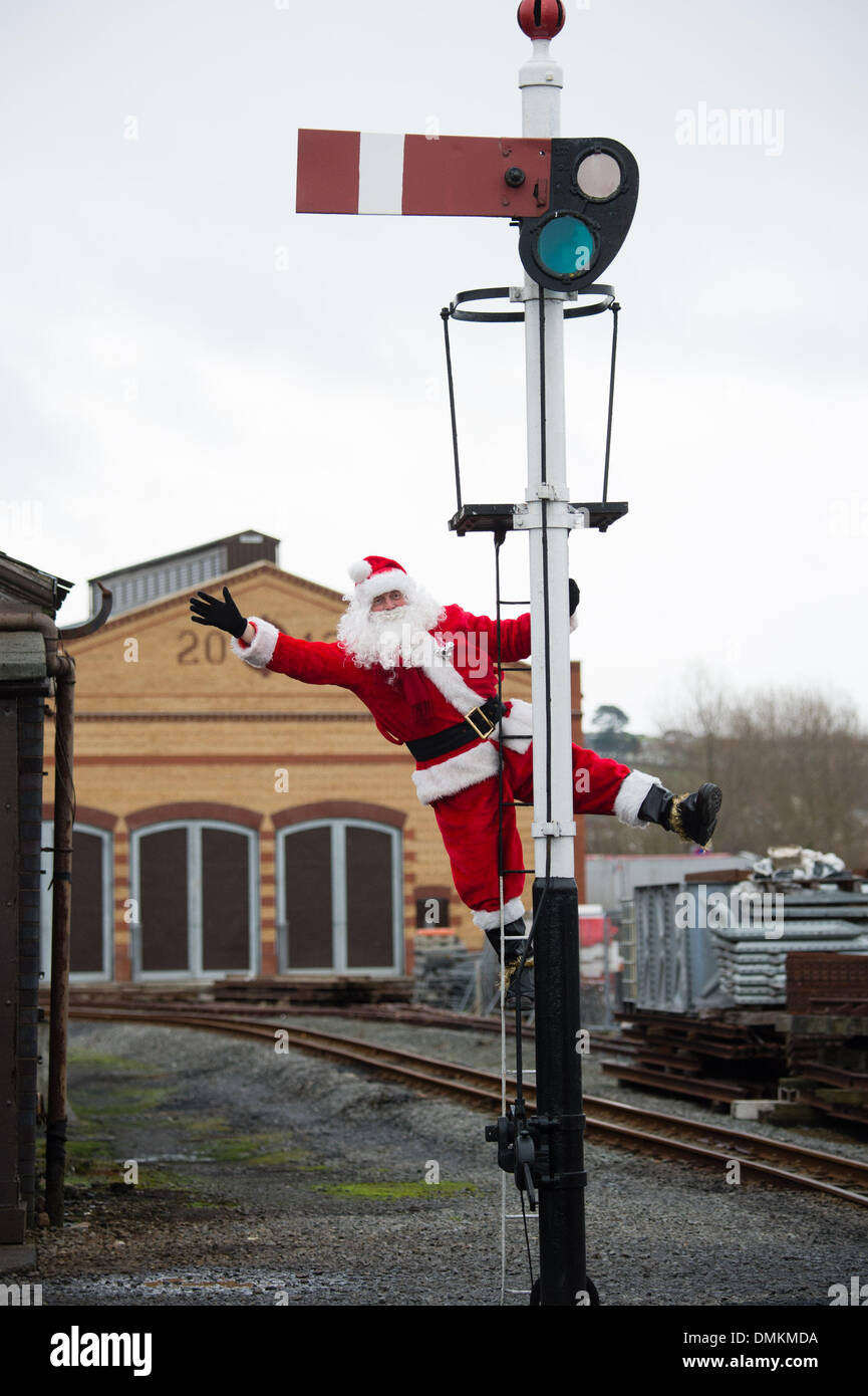 Aberystwyth, Wales, UK.15th Dez 2013.  Santa Claus / Weihnachtsmann seine jährlichen Besuch in Aberystwyths Vale of Rheidol Schmalspur Dampfeisenbahn. Die "Santa Specials" voller Kinder und deren Eltern, an den beiden Wochenenden vor Weihnachten aus dem alten viktorianischen Bahnhof laufen.  Bildnachweis: Keith Morris/Alamy Live-Nachrichten Stockfoto