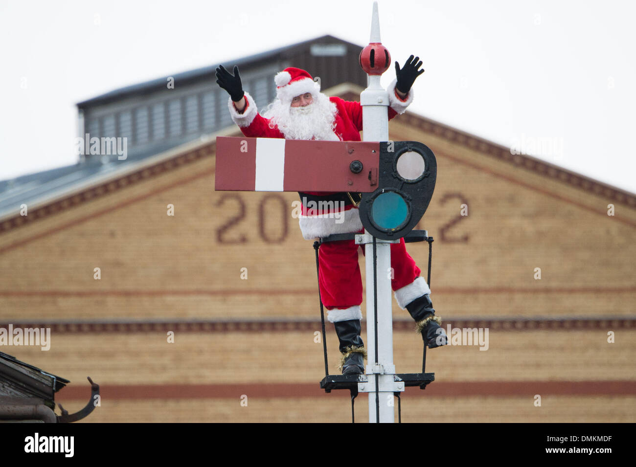 Aberystwyth, Wales, UK.15th Dez 2013.  Santa Claus / Weihnachtsmann seine jährlichen Besuch in Aberystwyths Vale of Rheidol Schmalspur Dampfeisenbahn. Die "Santa Specials" voller Kinder und deren Eltern, an den beiden Wochenenden vor Weihnachten aus dem alten viktorianischen Bahnhof laufen.  Bildnachweis: Keith Morris/Alamy Live-Nachrichten Stockfoto