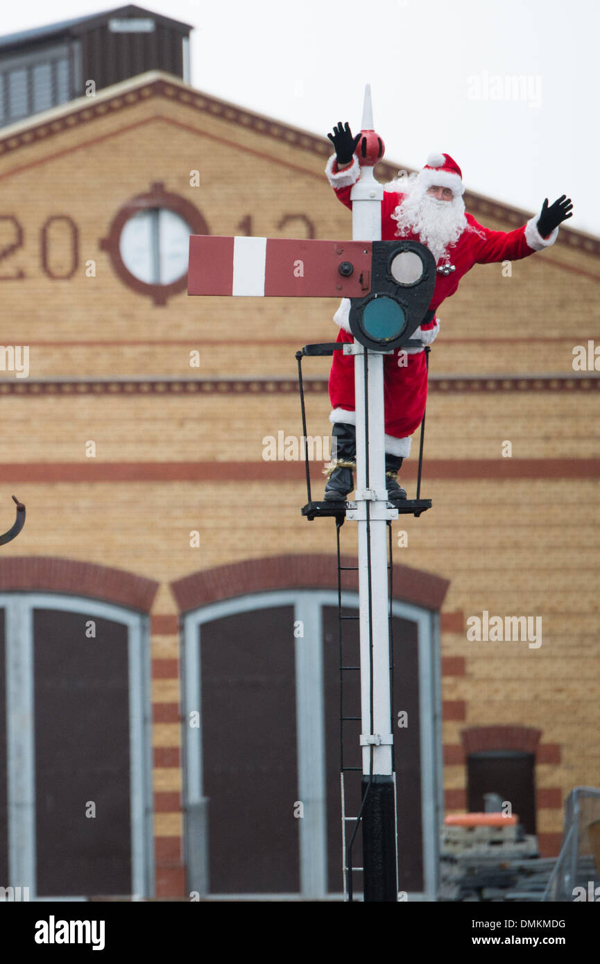 Aberystwyth, Wales, UK.15th Dez 2013.  Santa Claus / Weihnachtsmann seine jährlichen Besuch in Aberystwyths Vale of Rheidol Schmalspur Dampfeisenbahn. Die "Santa Specials" voller Kinder und deren Eltern, an den beiden Wochenenden vor Weihnachten aus dem alten viktorianischen Bahnhof laufen.  Bildnachweis: Keith Morris/Alamy Live-Nachrichten Stockfoto