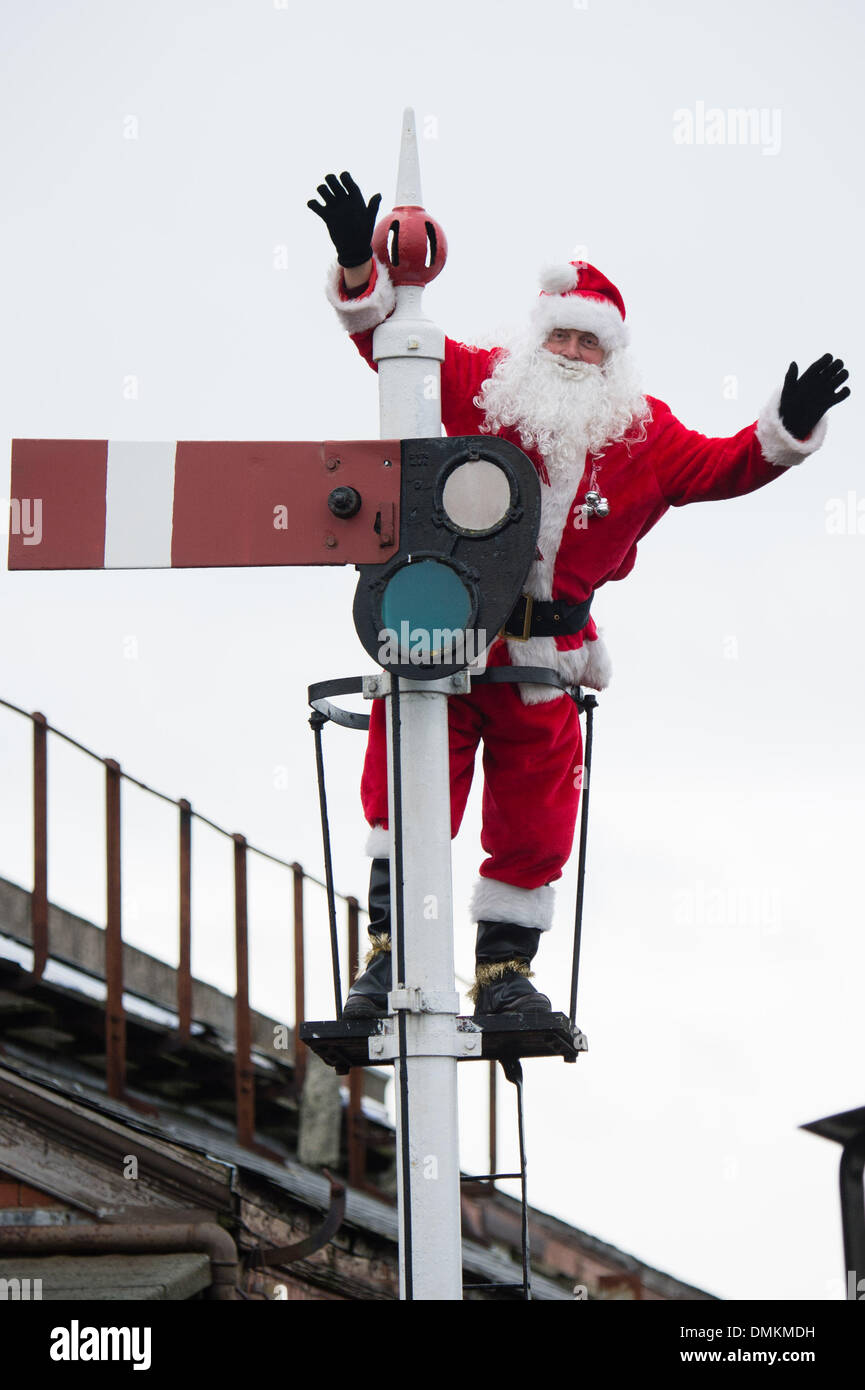 Aberystwyth, Wales, UK.15th Dez 2013.  Santa Claus / Weihnachtsmann seine jährlichen Besuch in Aberystwyths Vale of Rheidol Schmalspur Dampfeisenbahn. Die "Santa Specials" voller Kinder und deren Eltern, an den beiden Wochenenden vor Weihnachten aus dem alten viktorianischen Bahnhof laufen.  Bildnachweis: Keith Morris/Alamy Live-Nachrichten Stockfoto
