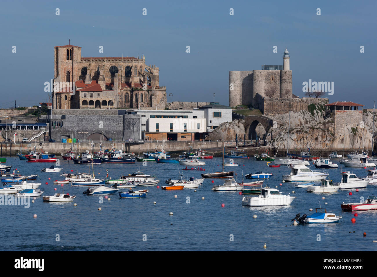 Hafen von Castro Urdiales. Im Hintergrund die Kirche von Santa María De La Asunción, der Leuchtturm der Burg von Santa Ana. Stockfoto