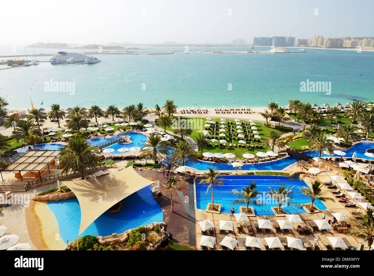 Strand mit Blick auf der künstlichen Insel Jumeirah Palm, Dubai, Vereinigte Arabische Emirate Stockfoto