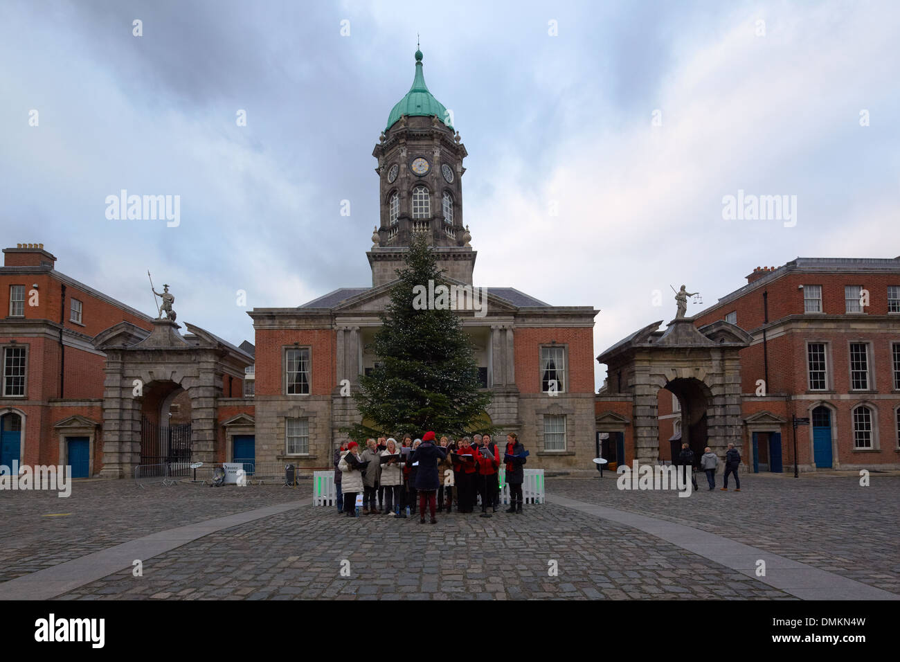 Weihnachten singen Weihnachtslieder in Dublin Bedford Schlossturm, Dublin, Irland, Europa Stockfoto