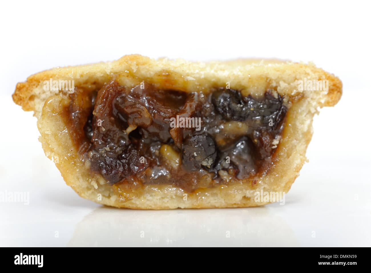 Ein festlicher Weihnachten Mince Pie halbieren, die großzügig zeigen Füllung im Inneren. Stockfoto