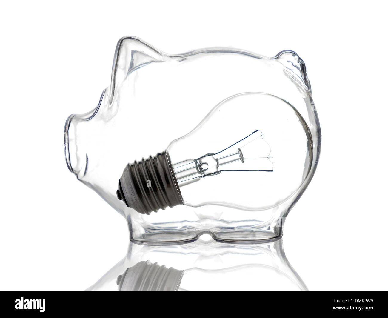 Konzeptionelle Schuss der Glühbirne in Glas Sparschwein auf weißem Hintergrund platziert Stockfoto