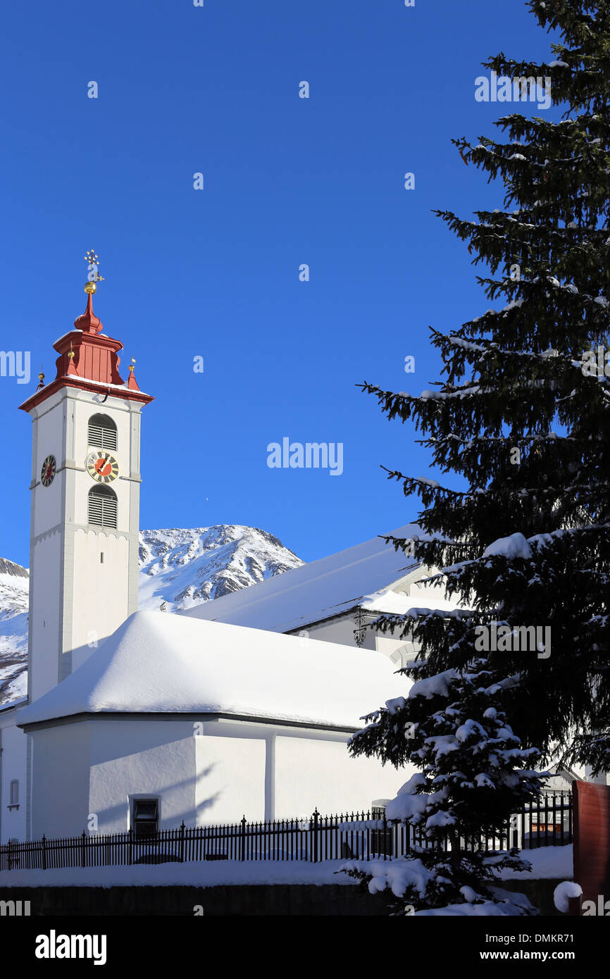 Eine Kirche gegen blauen Himmel und Berge Stockfoto