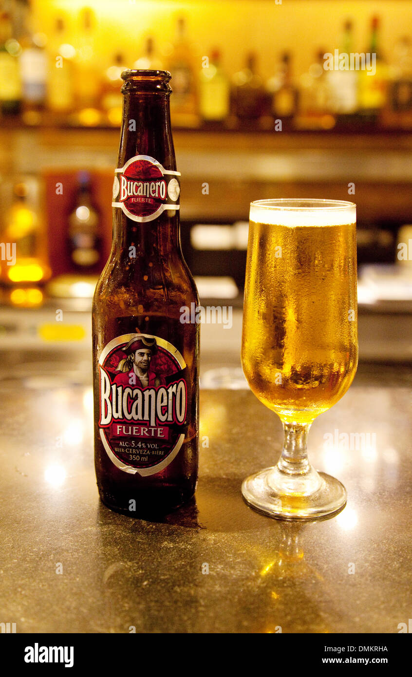 Bucanero in Flaschen Bier und Glas auf eine Bar, kubanische Bier, Havanna, Kuba-Karibik Stockfoto