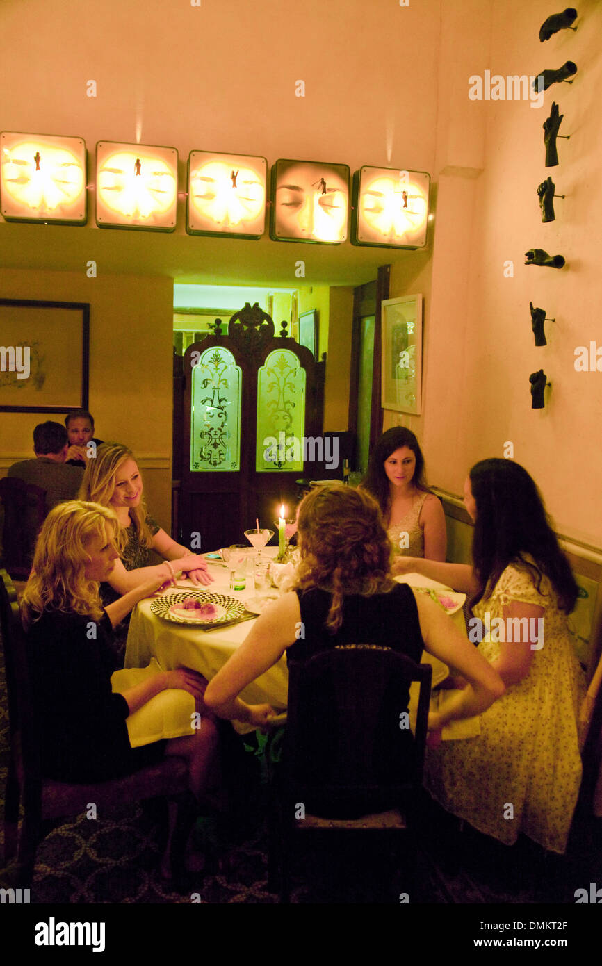 Frauen haben eine Mahlzeit im Inneren, Restaurant La Guarida, Havanna, Kuba, Karibik Stockfoto