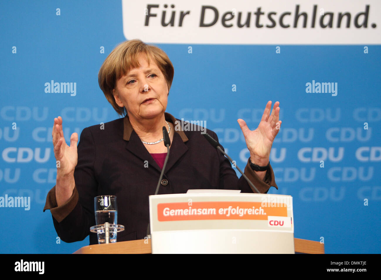 Berlin, Deutschland. 15. Dezember 2013. Bundeskanzlerin Angela Merkel spricht während einer Pressekonferenz in Berlin, Deutschland, am 15. Dezember 2013. Merkels konservativen präsentiert ihre Picks für Minister des Kabinetts am Sonntag, wie der Kanzler in der nächsten Woche für eine dritte Amtszeit vereidigt werden wird, eine große Koalition mit der Sozialdemokratischen Partei (SPD) in Richtung. Bildnachweis: Zhang Fan/Xinhua/Alamy Live-Nachrichten Stockfoto