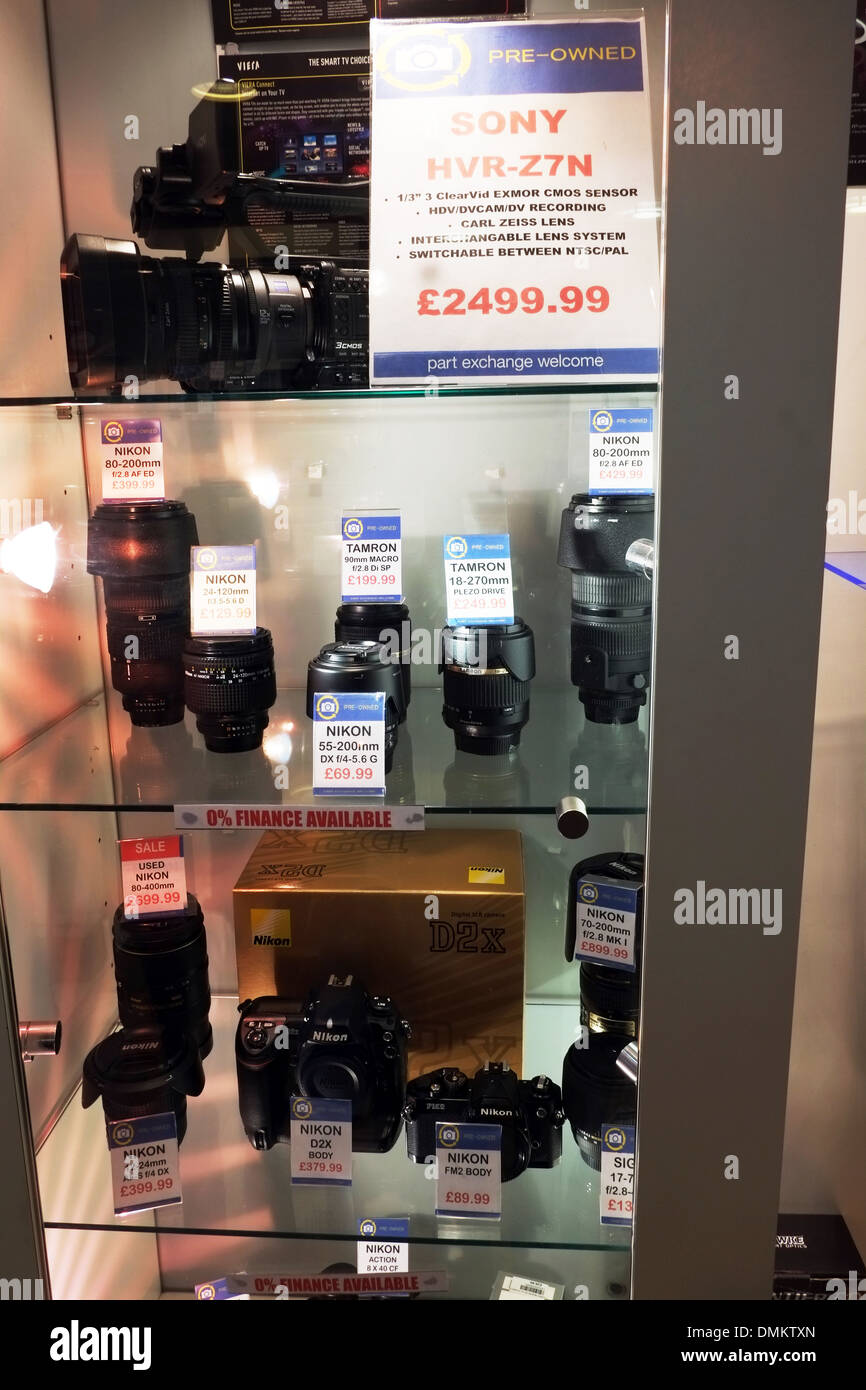 Nikon Sony Kamera Vitrine im Shop neue Kameras für den Verkauf im Fall Objektiv Glaslinsen angezeigt Stockfoto