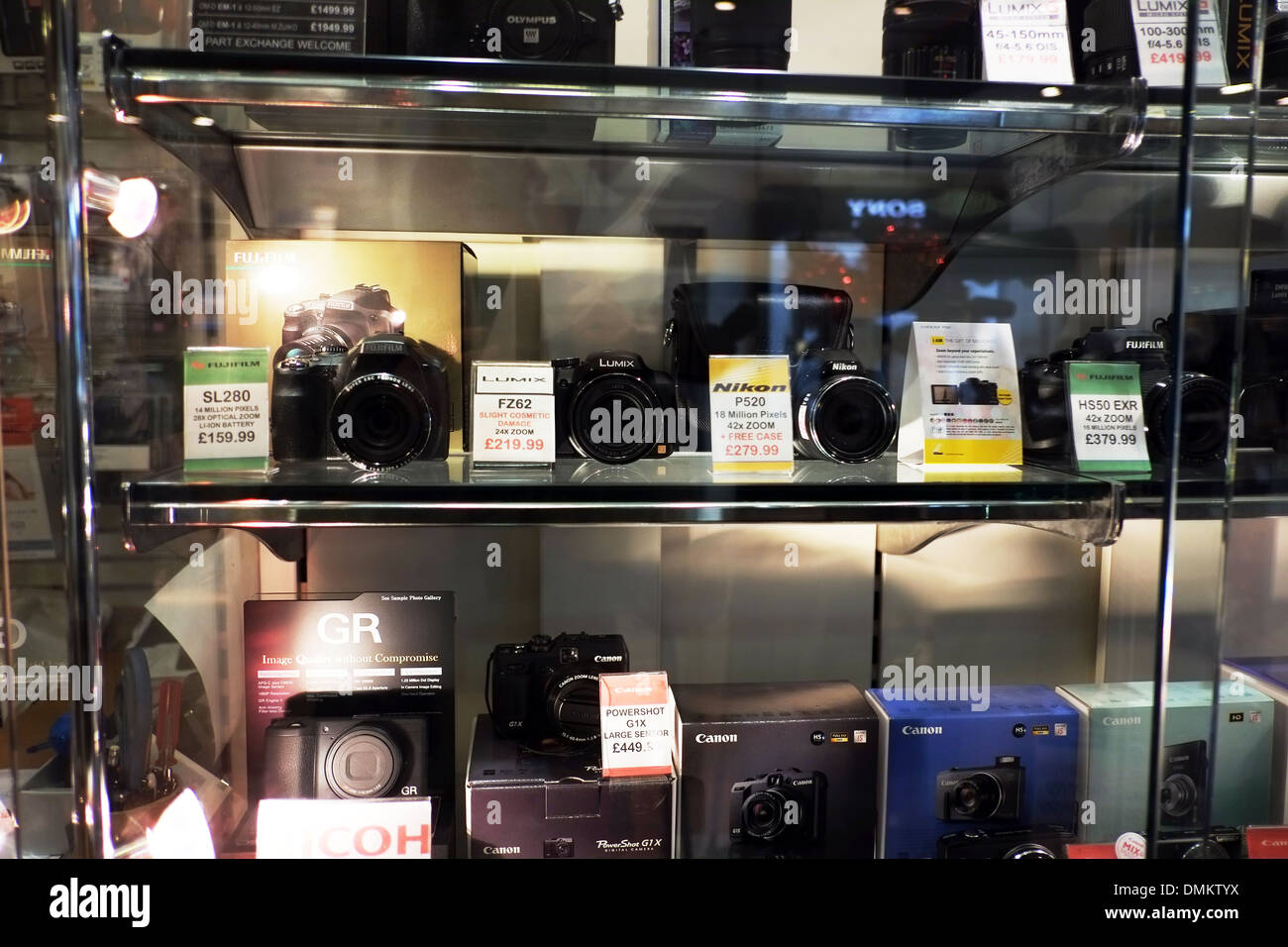 Fuji Canon Nikon Kamera Vitrine im Shop neue Kameras für den Verkauf im Fall Kabinett Objektiv Glaslinsen angezeigt Stockfoto