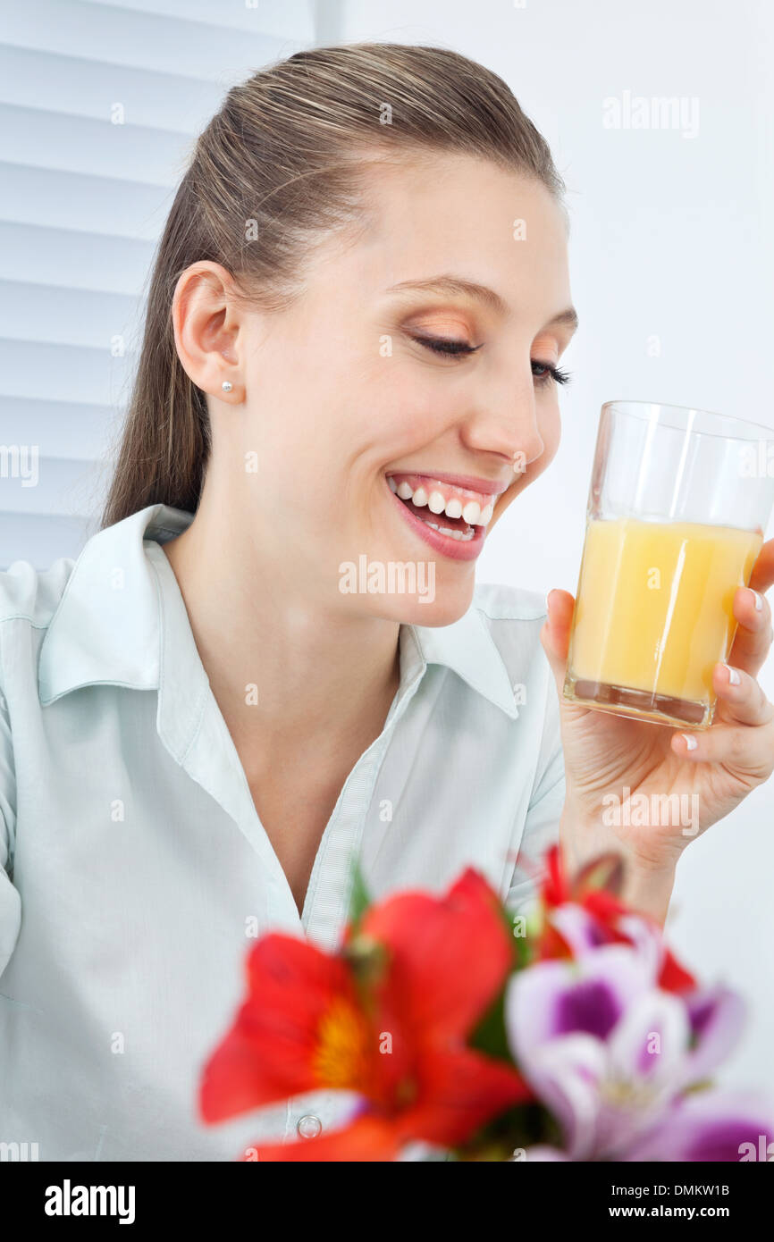 Jovial Businesswoman Holding Orangensaft Stockfoto