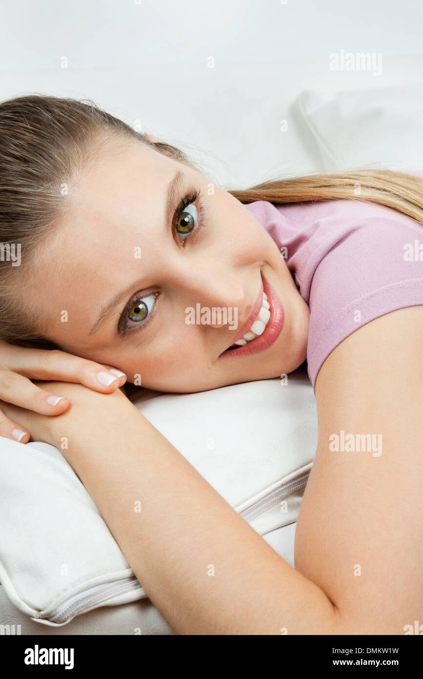 Frau auf dem Sofa entspannen Stockfoto