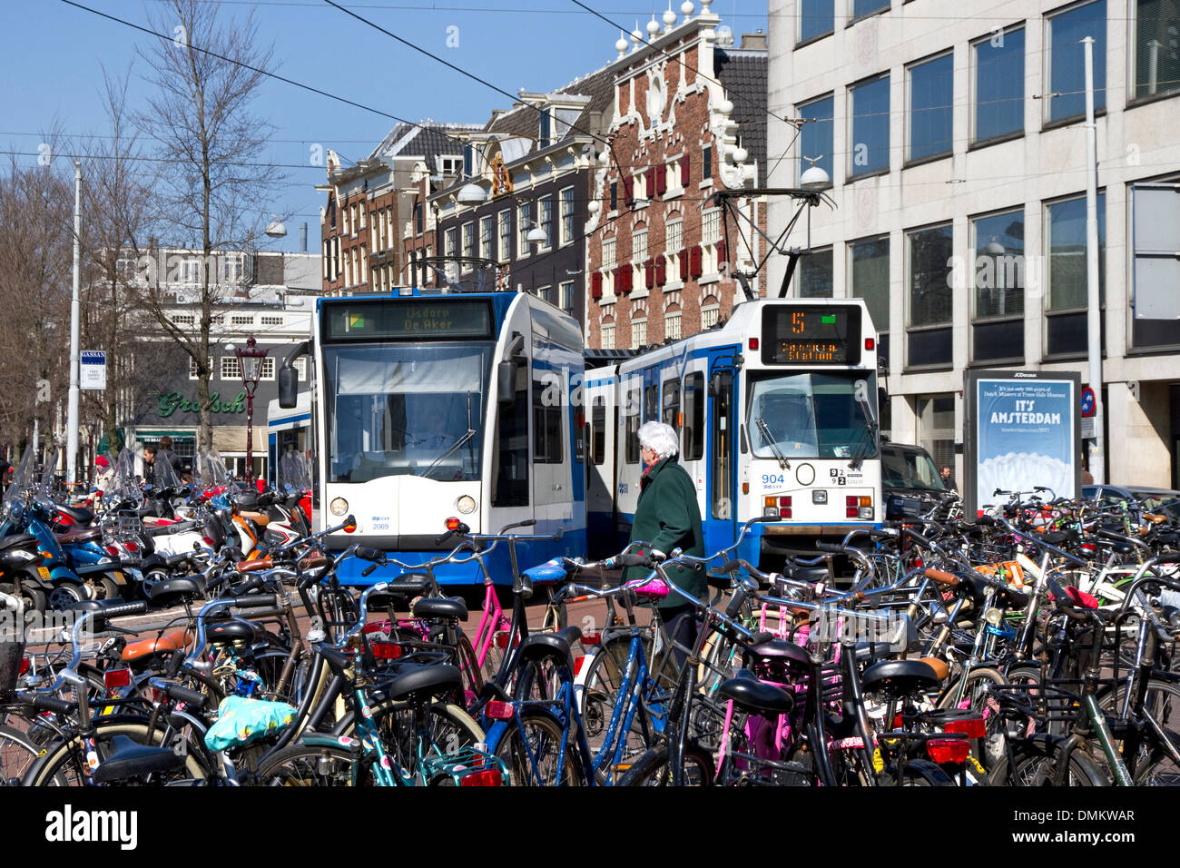 Straßenbahnen und Bikes in verdeutlicht / Singel, Stadtzentrum, Amsterdam, Nordholland, Niederlande Stockfoto