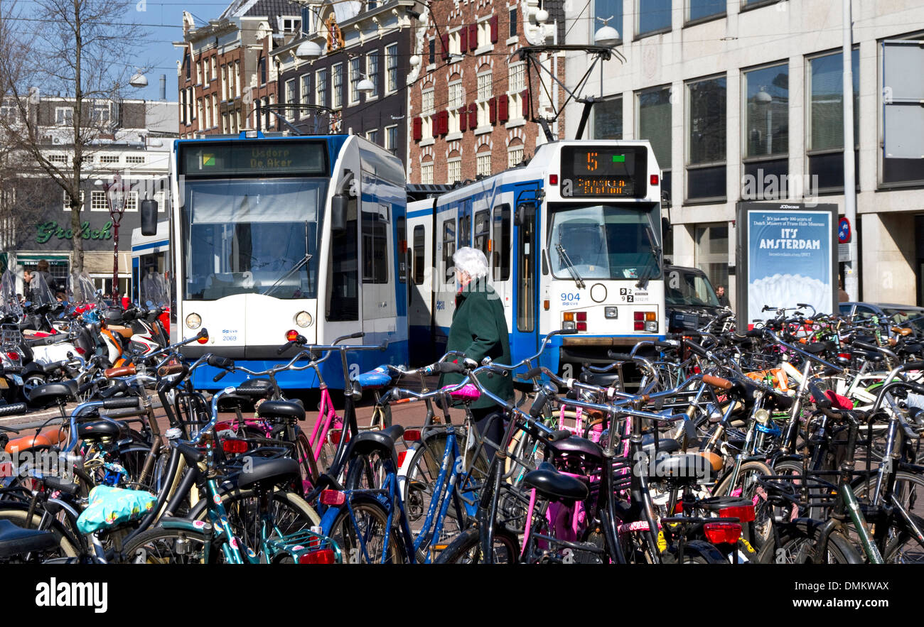 Straßenbahnen und Bikes in verdeutlicht / Singel, Stadtzentrum, Amsterdam, Nordholland, Niederlande Stockfoto