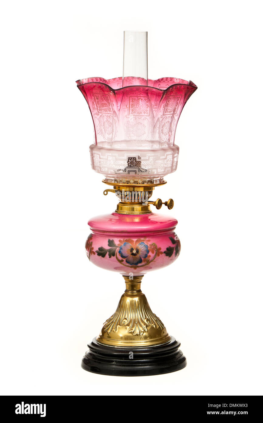 Antike viktorianische Öllampe von Veritas Lampe arbeitet mit herrlichem  Cranberry Glas Lampenschirm Stockfotografie - Alamy