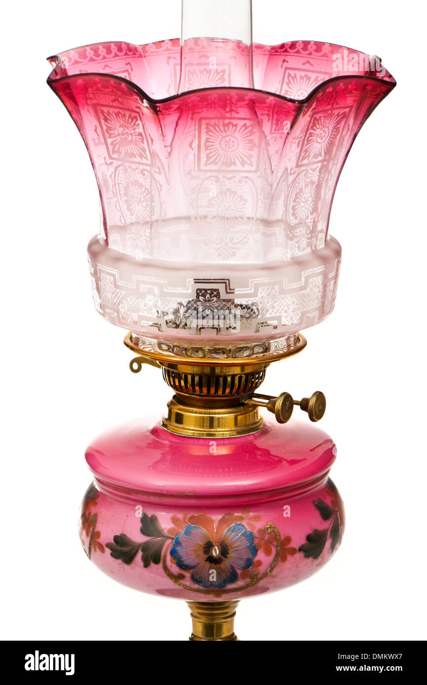 Antike viktorianische Öllampe von Veritas Lampe arbeitet mit herrlichem  Cranberry Glas Lampenschirm Stockfotografie - Alamy