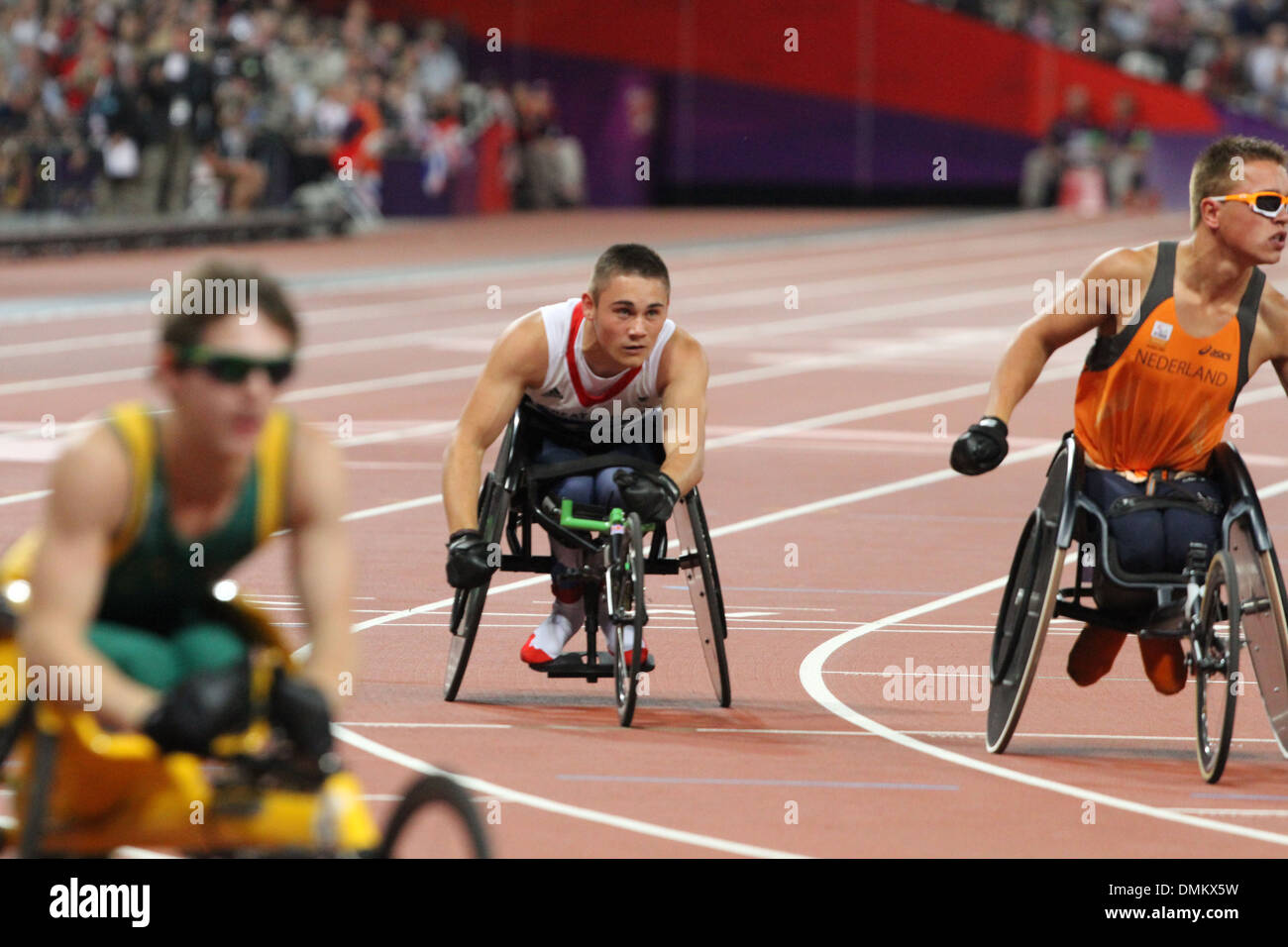 Jamie Carter GB im Mens T34 200-Meter-Rollstuhl-Lauf bei den Paralympischen Spielen 2012 in London. Stockfoto