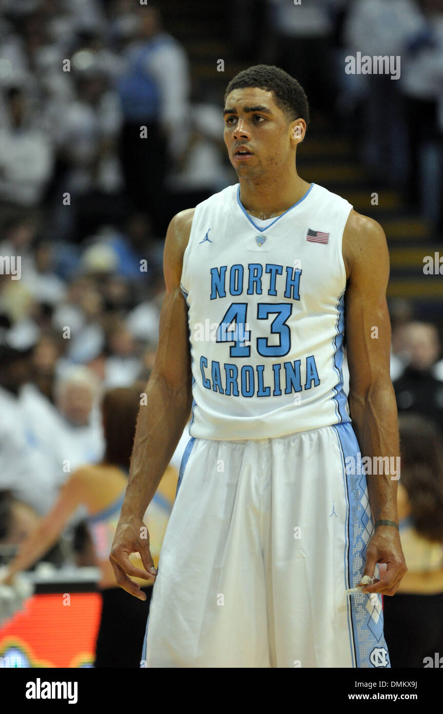 Chapel Hill, North Carolina, USA. 14. Dezember 2013. University of North Carolina nach vorne JAMES MICHAEL McADOO (#43) gegen die University of Kentucky Wache in der ersten Hälfte bei Dean Smith Center. UNC besiegte Kentucky 82-77. © Tina Fultz/ZUMAPRESS.com/Alamy Live-Nachrichten Stockfoto