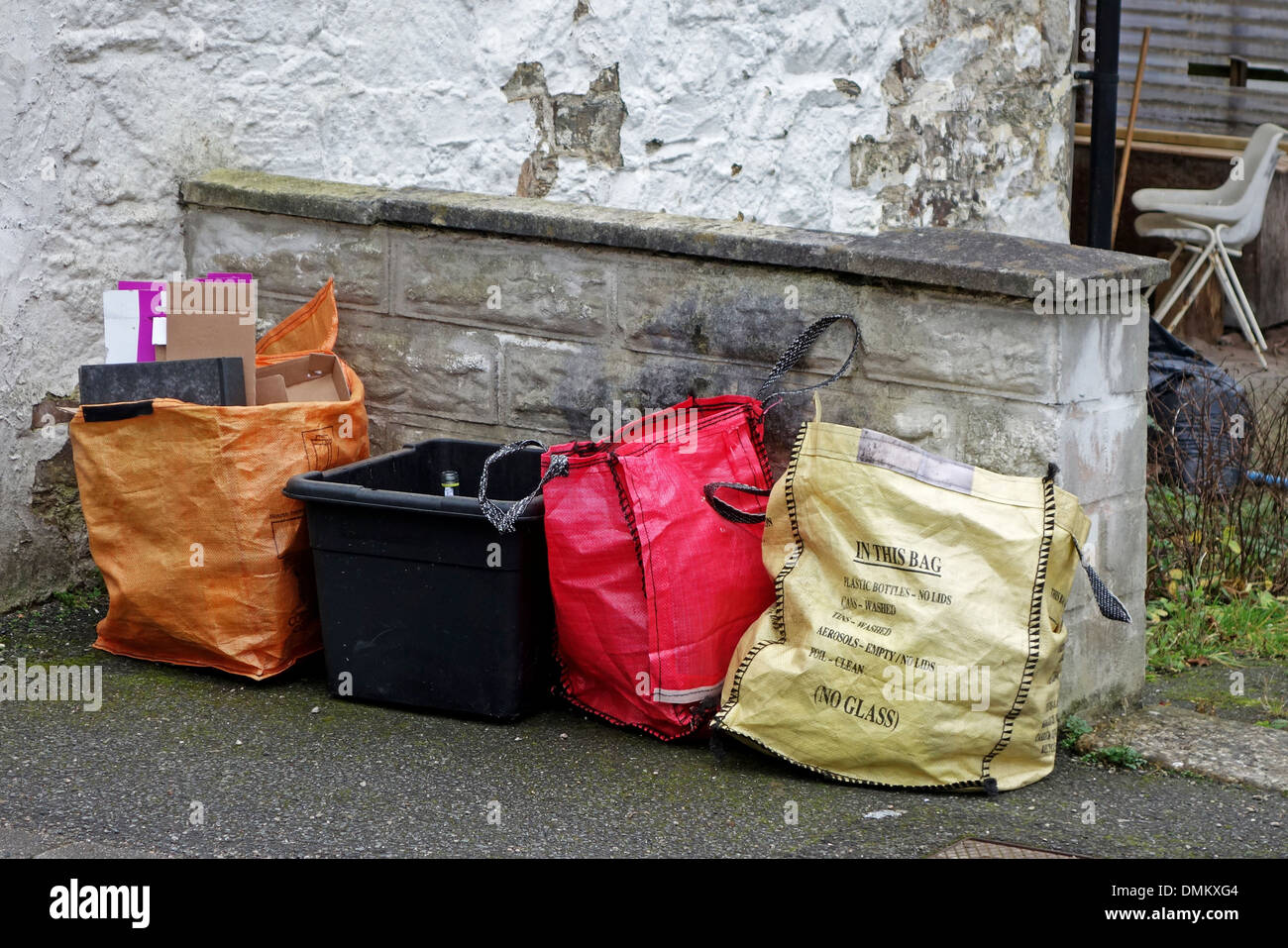 Taschen von Hausmüll recycling-Materialien links außen für Sammlung Stockfoto