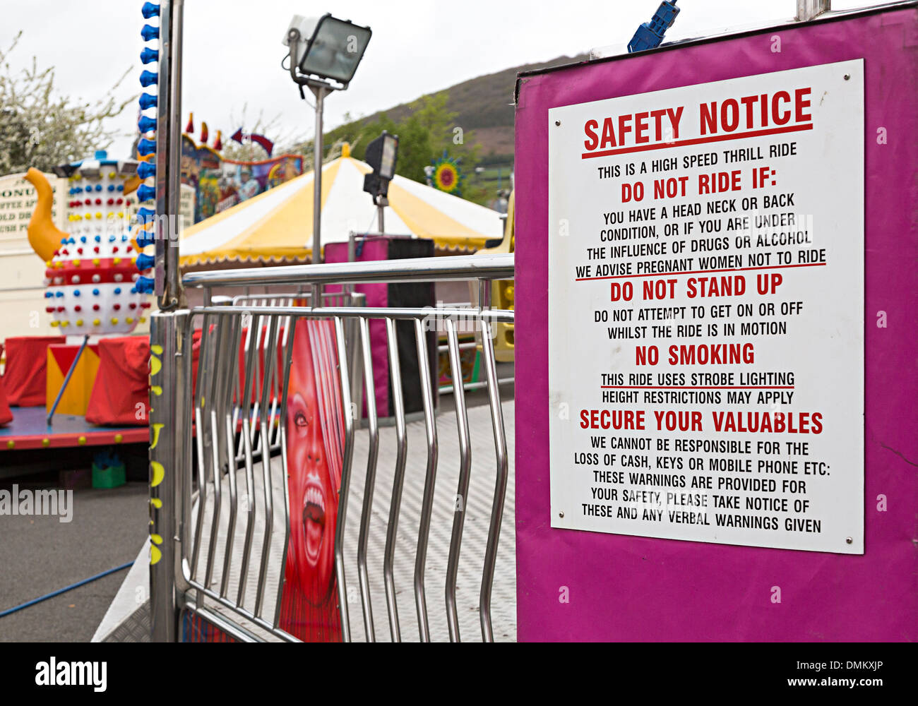 Medizinische Warnzeichen auf Festplatz Achterbahnfahrt, UK Stockfoto